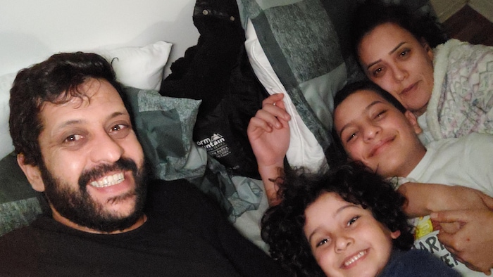 La famille Jeddi sur un lit.