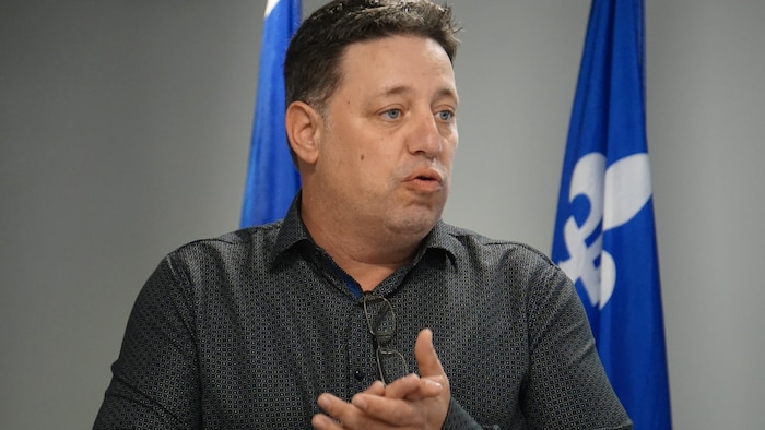 Le président du Regroupement des pêcheurs pélagiques du sud de la Gaspésie, Ghislain Collin s'adresse à une assistance