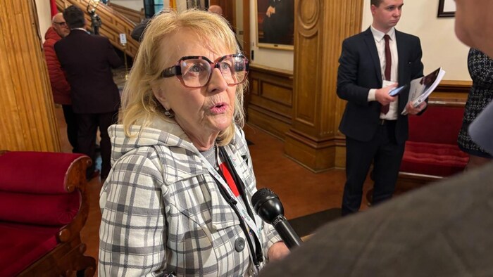 Ghislaine Foulem répond aux questions d'un journaliste.
