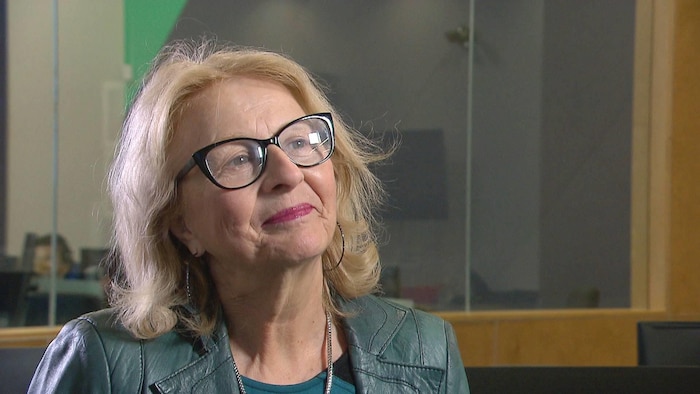 Ghislaine Foulem debout pour une entrevue dans les bureaux de Radio-Canada.