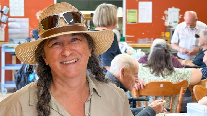 Ghislaine Langelier dans la salle à manger de la résidence Vents et Marées. 