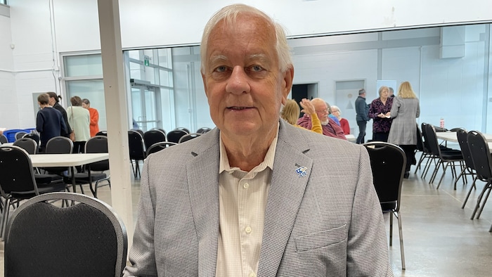 Ghyslain Bergeron pose pour la caméra en souriant légèrement.