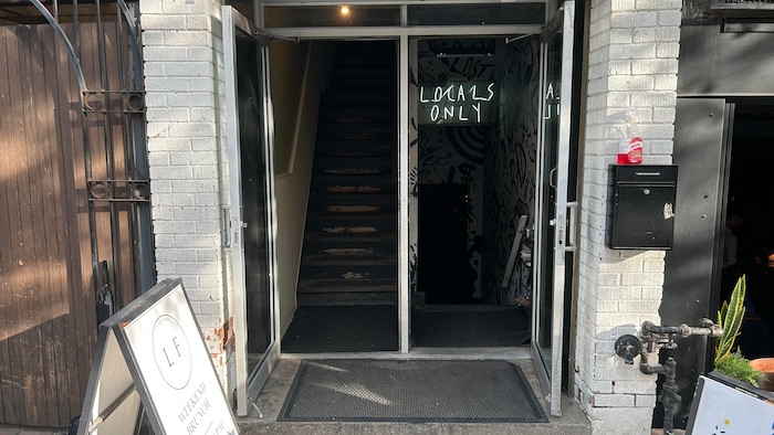Un gros plan du bar Locals Only.