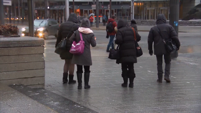 Des piétons peinent à se déplacer sur les trottoirs à Montréal après une averse de verglas.
