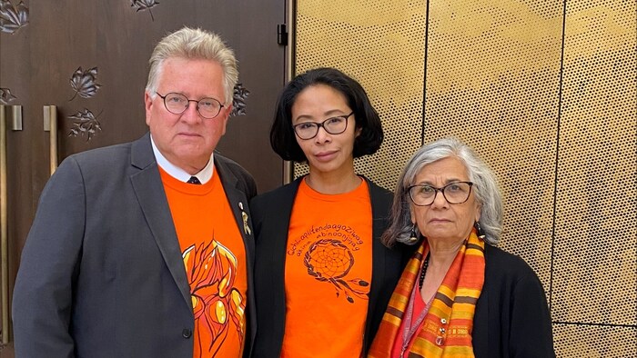 Mga senador ng Canada na nakasuot ng orange t-shirt.