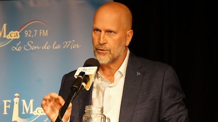 Gil Thériault lors du débat de CFIM.