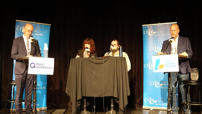 Vue sur Joël Arseneau à gauche et Gil Thériault à droite lors du débat de CFIM.