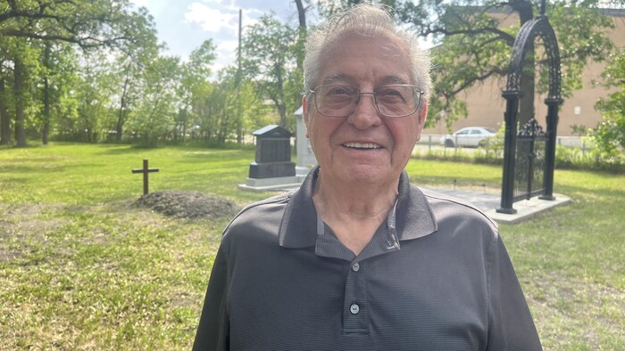 Gilbert Hince est photographié au cimetière de la paroisse de Saint-Norbert. ( 6 juin 2025)