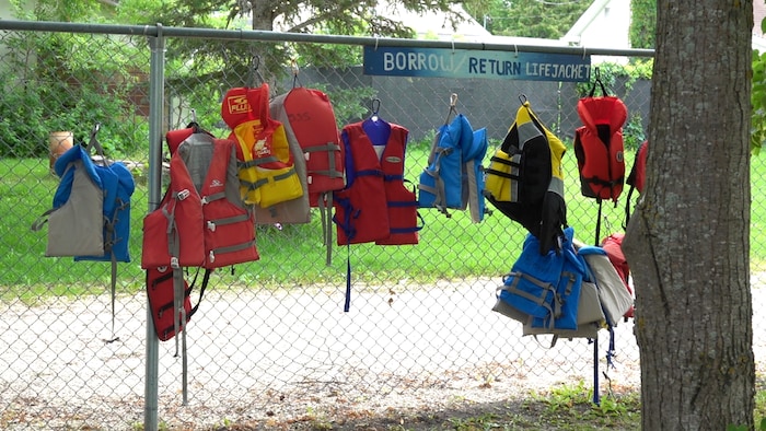 Des vestes de sauvetage sont mises gratuitement à la disposition des baigneurs afin de favoriser des activités aquatiques plus sécuritaires à la plage de Saint-Georges.