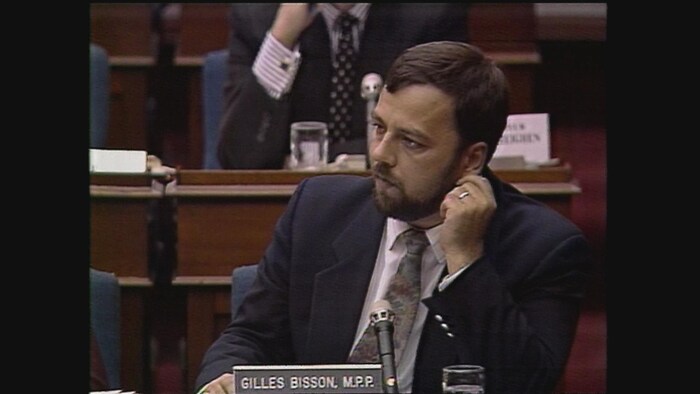 Le député Gilles Bisson en Chambre à Queen's Park en 1990. 