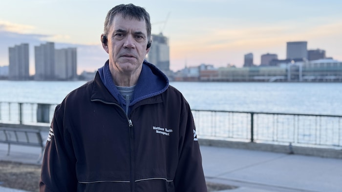 Gilles Bondi porte un manteau.