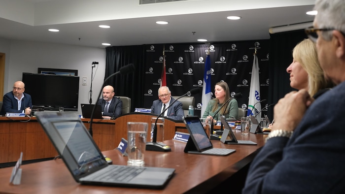 Gilles Chapadeau est entouré des conseillers et des conseillères de Rouyn-Noranda.