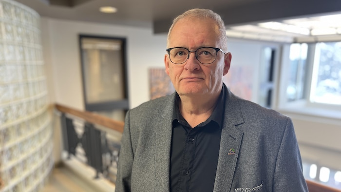 Gilles Chapadeau pose dans l'hôtel de ville de Rouyn-Noranda, l'air sérieux.