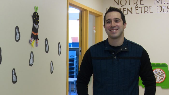 Gilles Chapados sourit lors d'une entrevue avec Radio-Canada dans un centre de la petite enfance.