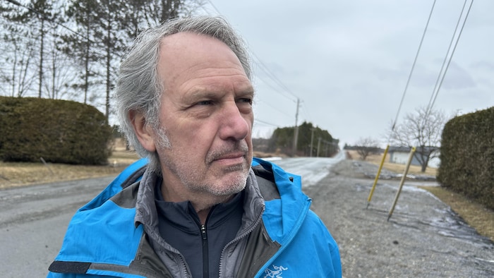 Gilles Faucher regarde à l'horizon.