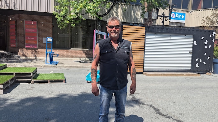 Un homme debout dans la rue pour la photo.