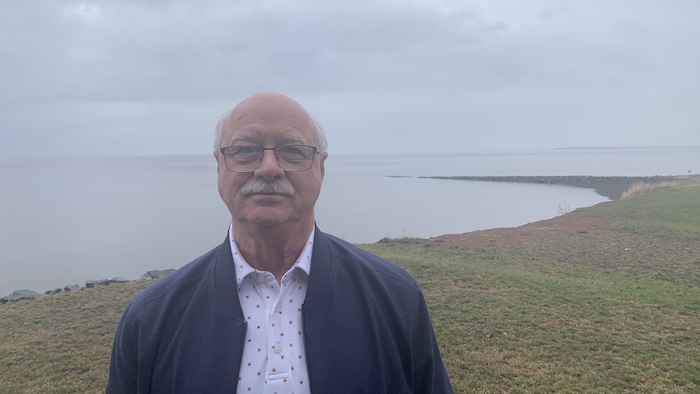 Gilles Lanteigne devant la mer.
