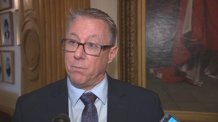 Gilles LePage dans les couloirs de l'Assemblée législative.