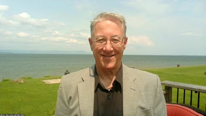 Gilles LePage interviewé devant la mer.