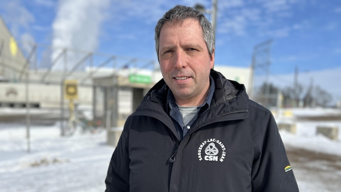 Un homme prend la pose à l'extérieur en hiver.