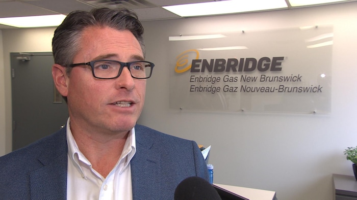 Gilles Volpé, d'Enbridge NB, répond aux questions d'un journaliste dans les bureaux de la compagnie à Fredericton.