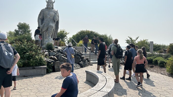 Des gens devant une statue d'un viking à Gimli le 7 août 2023.