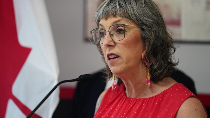 Ginette Lavack prend la parole lors d'une conférence de presse. 