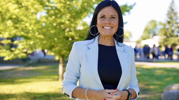 Ginette Masse devant un terrain.