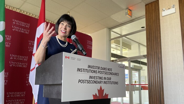 Ginette Petitpas Taylor derrière un lutrin.