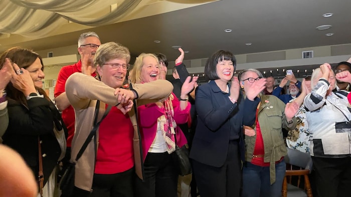 Ginette Petitpas Taylor entourée de partisanes et de partisans.