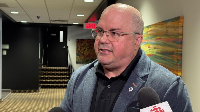 Gino Cyr répond, en mêlée de presse, à un journaliste