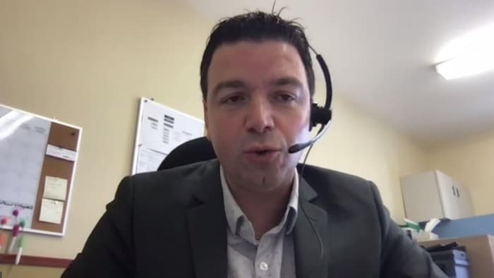 Portrait de Gino Thorne tiré d'une capture d'écran lors d'un point de presse virtuel. M. Thorne est assis à son bureau avec un casque d'écoute et un micro.