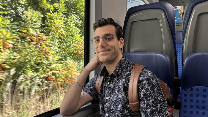 Gio Petti assis dans le train.
