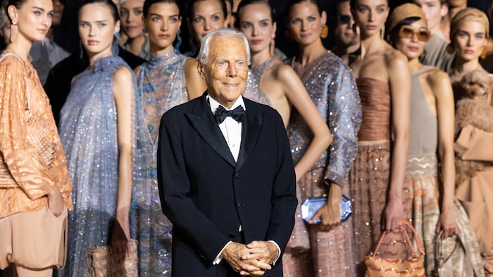 Giorgio Armani airs  avec des mannequins.
