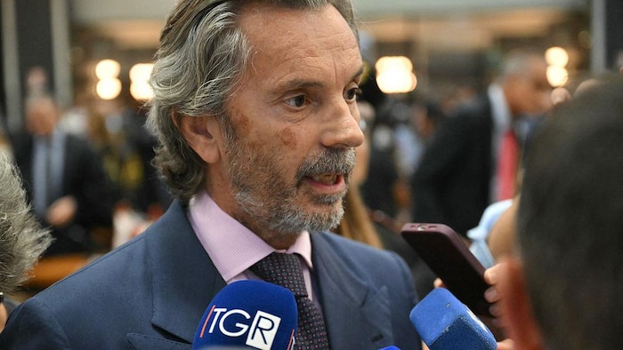 Giovanni Paolo Accini, l'avocat de l'ancien PDG d'Atlantia, Giovanni Castellucci, s'adresse aux médias au palais de justice.