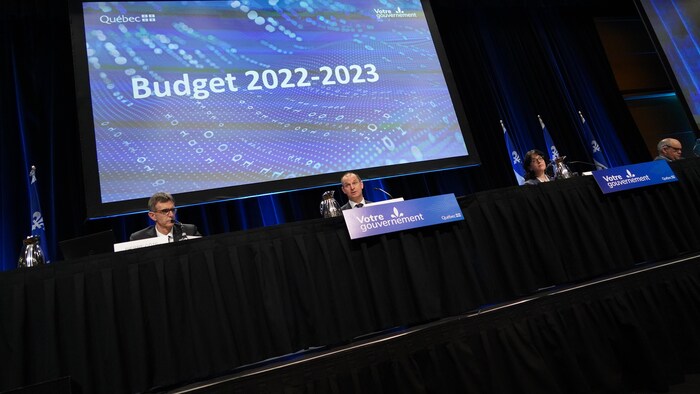 Les ministres Eric Girard et Sonia LeBel en conférence de presse pour présenter le budget.
