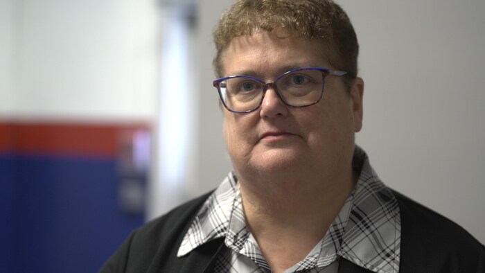 Gisèle Pageau qui porte des lunettes. 