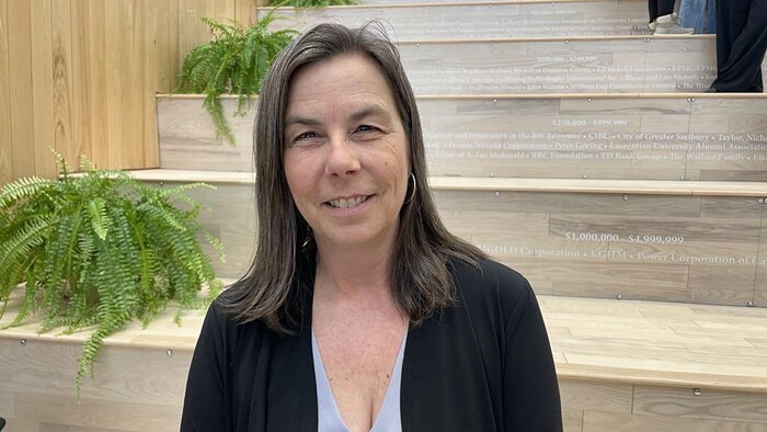 Gisele Roberts, souriante, dans l'atrium de l'Université Laurentienne.