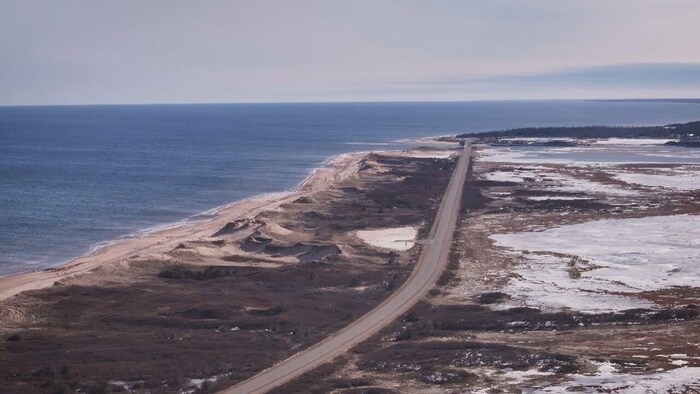 Une photo aérienne du littoral.