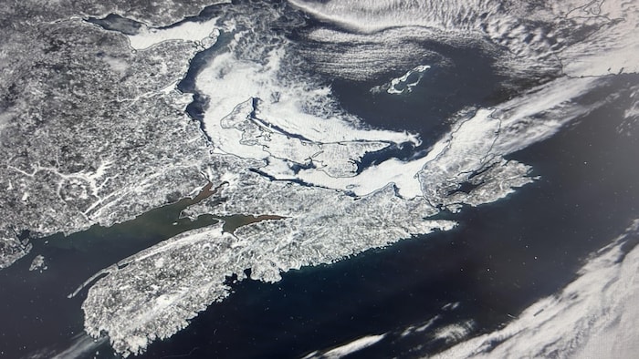 Photo aérienne des provinces atlantiques avec glace, neiges et nuages.