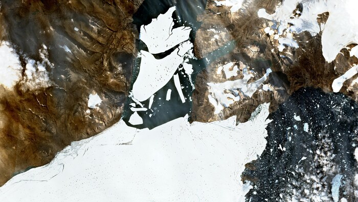 Une image satellite du glacier montre qu'une masse de glace s'est détachée.