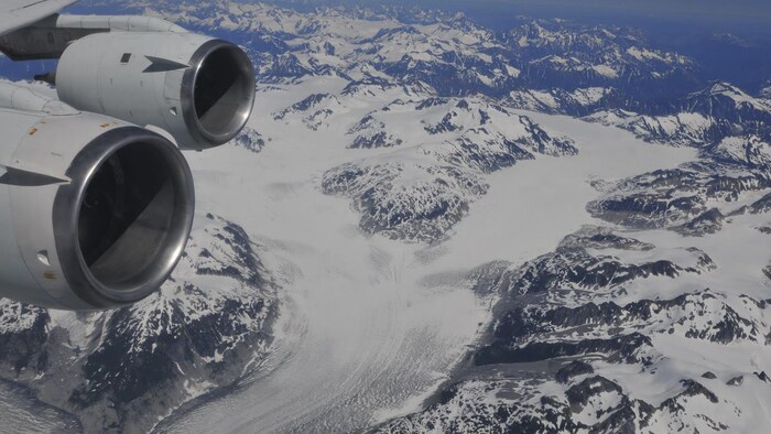 Un glacier de Colombie-Britannique, avec des montagnes au loin, pris d'un appareil de la NASA en août 2011