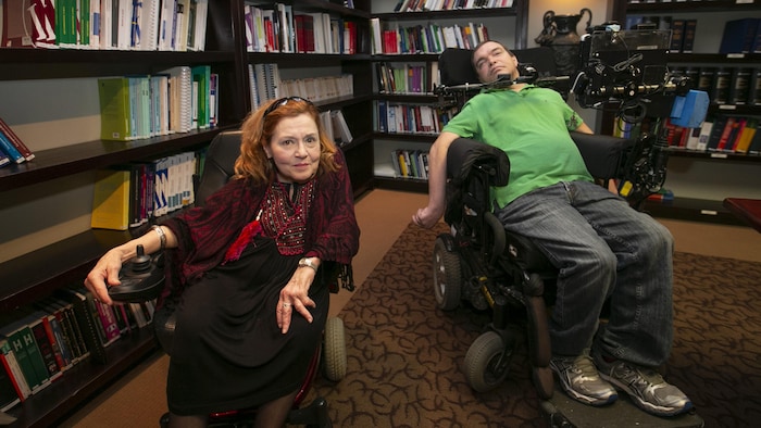 Nicole Gladu et Jean Truchon, atteints tous deux de maladies dégénératives incurables, dans le bureau de leur avocat Me Jean-Pierre Ménard.