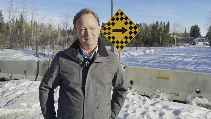 Le conseiller de la division 1 du comté de Brazeau, Glen Gunderson, à proximité du pont Moose Hill.