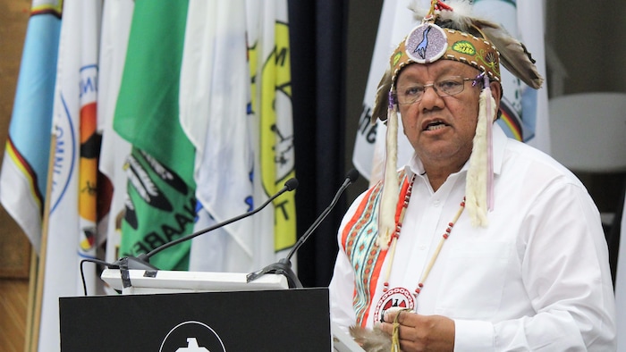 El gran jefe de la Primera Nación Anishinabek, Glen Hare, lleva puesto ornamentos tradicionales.