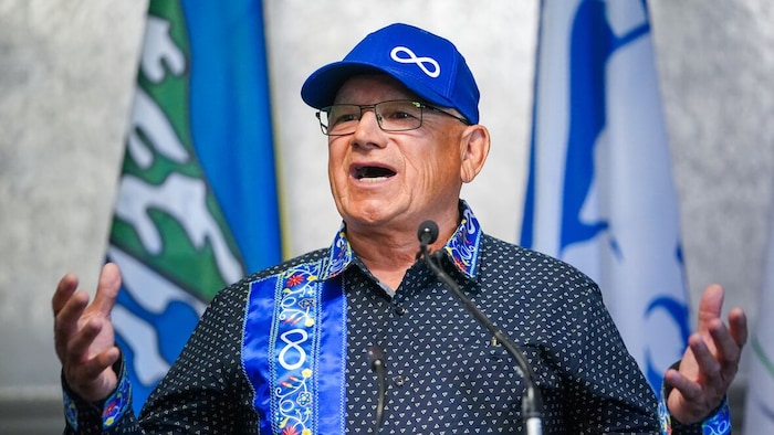 Glen McCallum prononçant un discours.