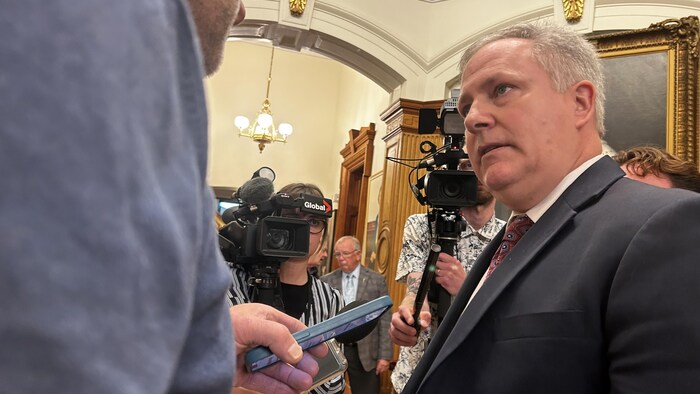 Une photo de Glen Savoie lors d'une mêlée de presse à Fredericton.