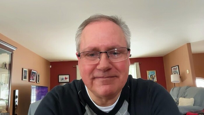 Glen Savoie interviewé par vidéoconférence.