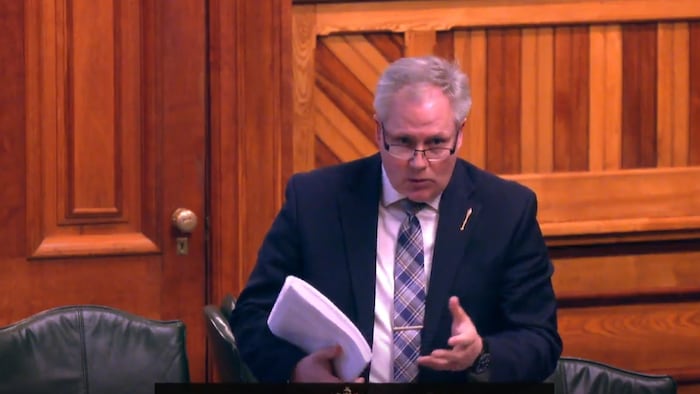 Glen Savoie dans l'enceinte de l'Assemblée législative, le 8 avril 2025.