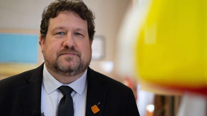 M. Simard, dans son bureau.